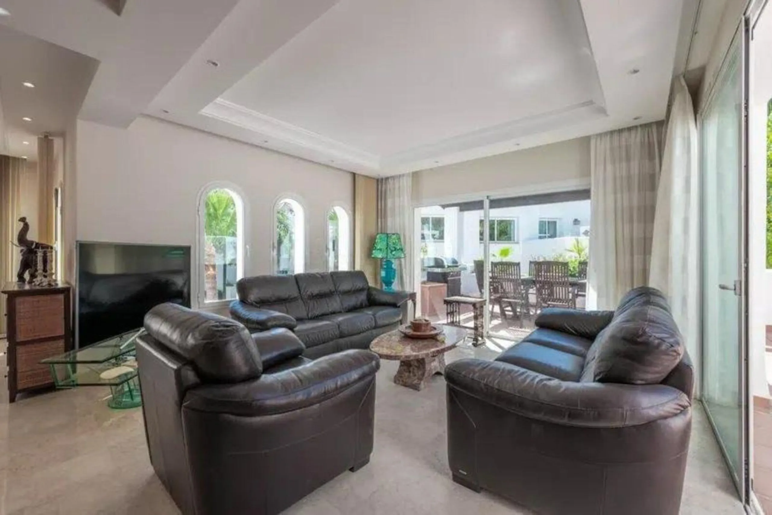 Located in a prestigious urbanization in the area of Puerto Banus, we present this spectacular duplex offers a privileged lifestyle in a quiet and landscaped environment. Just 5 minutes walk from the beach, 15 minutes from Puerto Banus and very close to t