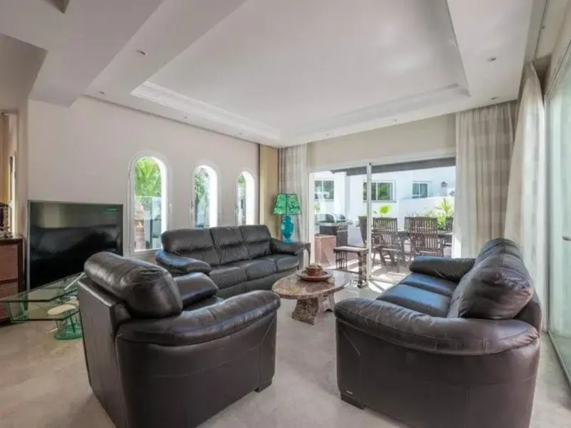Located in a prestigious urbanization in the area of Puerto Banus, we present this spectacular duplex offers a privileged lifestyle in a quiet and landscaped environment. Just 5 minutes walk from the beach, 15 minutes from Puerto Banus and very close to t