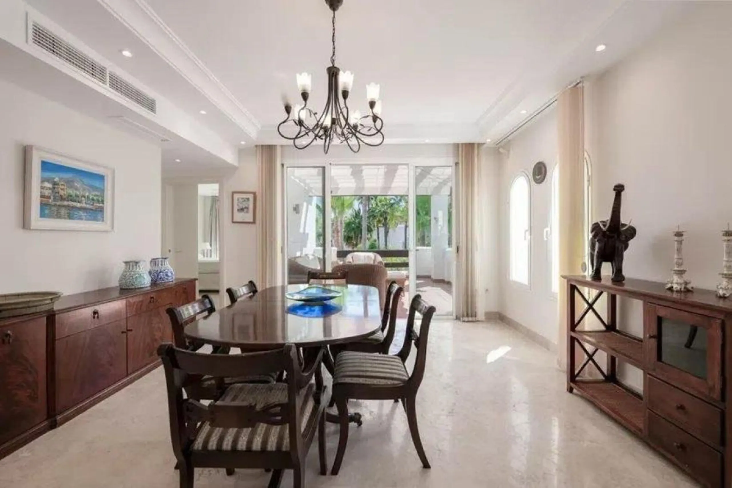 Located in a prestigious urbanization in the area of Puerto Banus, we present this spectacular duplex offers a privileged lifestyle in a quiet and landscaped environment. Just 5 minutes walk from the beach, 15 minutes from Puerto Banus and very close to t