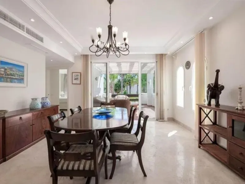 Located in a prestigious urbanization in the area of Puerto Banus, we present this spectacular duplex offers a privileged lifestyle in a quiet and landscaped environment. Just 5 minutes walk from the beach, 15 minutes from Puerto Banus and very close to t