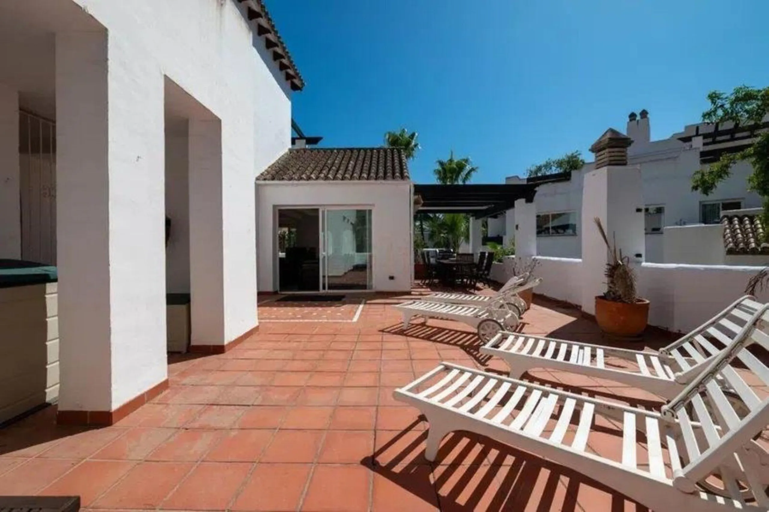Located in a prestigious urbanization in the area of Puerto Banus, we present this spectacular duplex offers a privileged lifestyle in a quiet and landscaped environment. Just 5 minutes walk from the beach, 15 minutes from Puerto Banus and very close to t