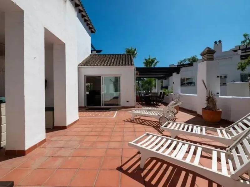 Located in a prestigious urbanization in the area of Puerto Banus, we present this spectacular duplex offers a privileged lifestyle in a quiet and landscaped environment. Just 5 minutes walk from the beach, 15 minutes from Puerto Banus and very close to t