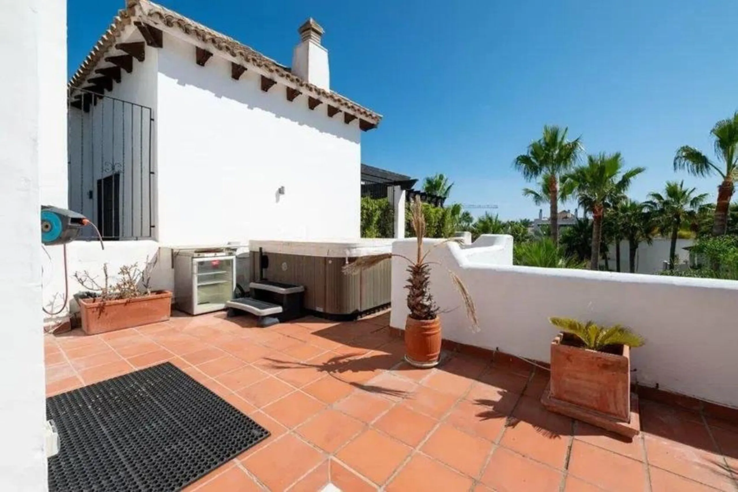 Located in a prestigious urbanization in the area of Puerto Banus, we present this spectacular duplex offers a privileged lifestyle in a quiet and landscaped environment. Just 5 minutes walk from the beach, 15 minutes from Puerto Banus and very close to t