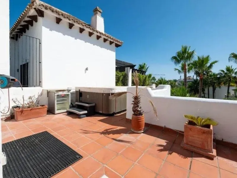 Located in a prestigious urbanization in the area of Puerto Banus, we present this spectacular duplex offers a privileged lifestyle in a quiet and landscaped environment. Just 5 minutes walk from the beach, 15 minutes from Puerto Banus and very close to t