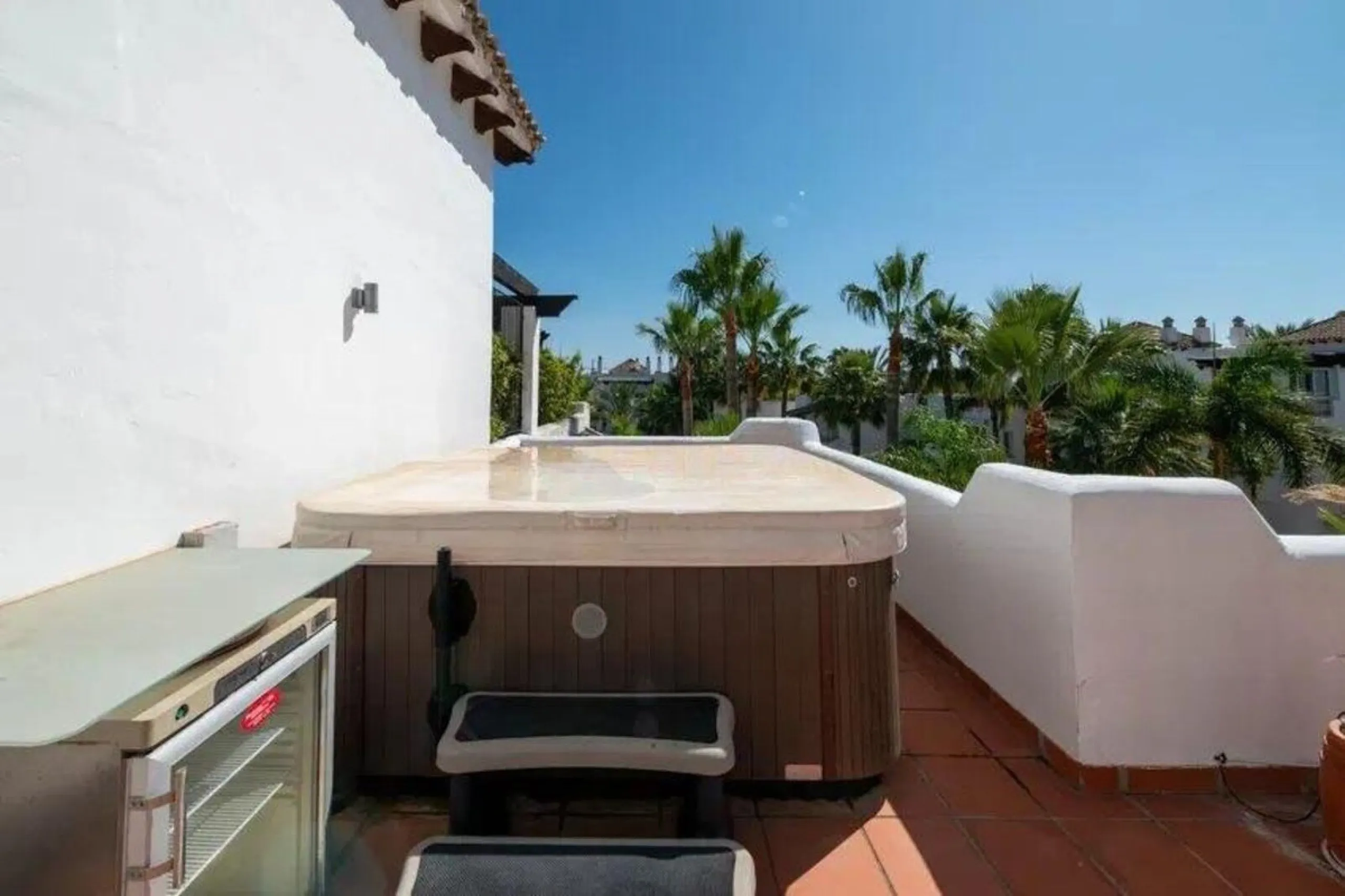 Located in a prestigious urbanization in the area of Puerto Banus, we present this spectacular duplex offers a privileged lifestyle in a quiet and landscaped environment. Just 5 minutes walk from the beach, 15 minutes from Puerto Banus and very close to t