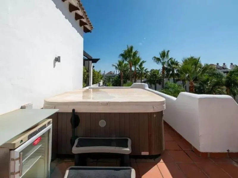 Located in a prestigious urbanization in the area of Puerto Banus, we present this spectacular duplex offers a privileged lifestyle in a quiet and landscaped environment. Just 5 minutes walk from the beach, 15 minutes from Puerto Banus and very close to t