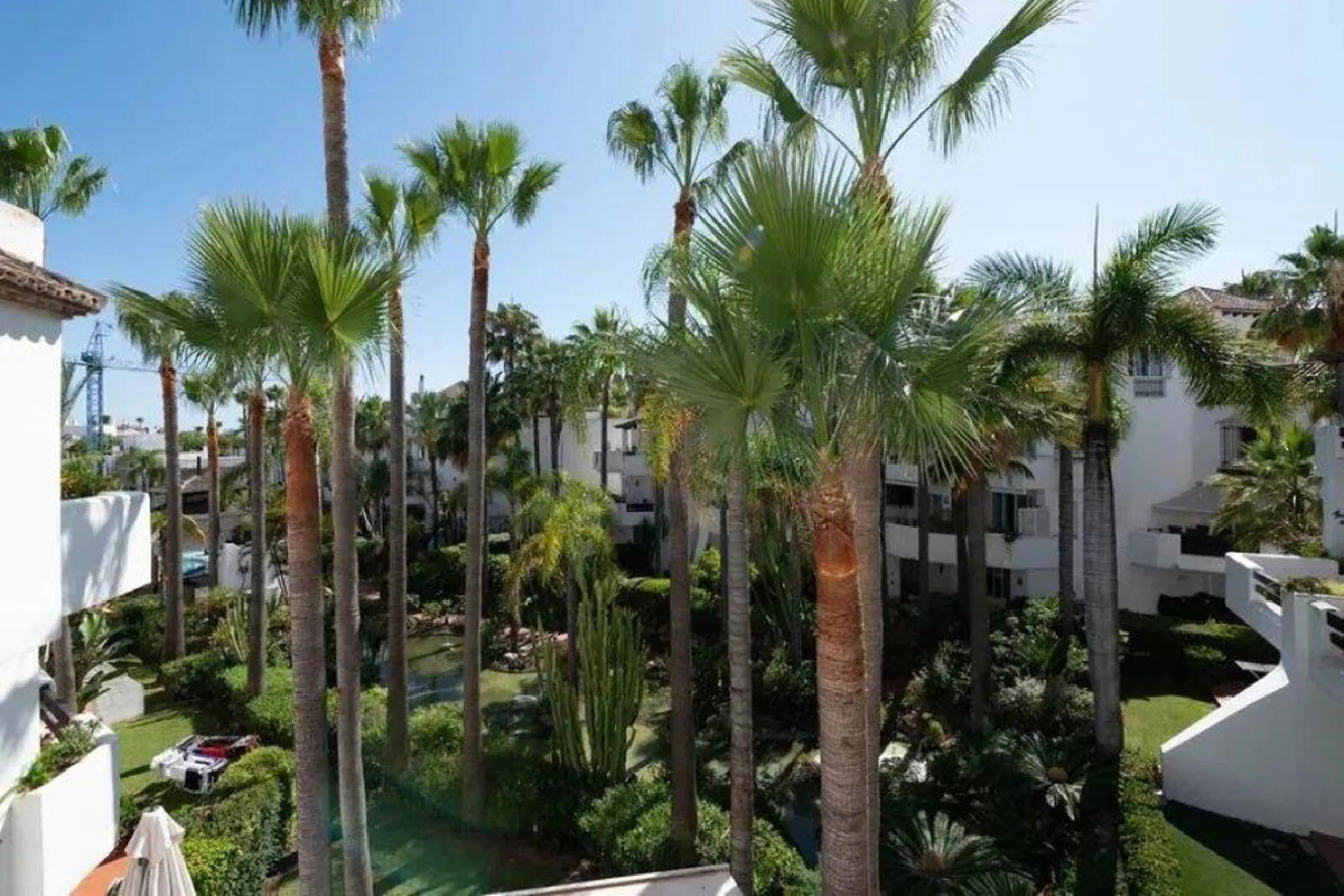 Located in a prestigious urbanization in the area of Puerto Banus, we present this spectacular duplex offers a privileged lifestyle in a quiet and landscaped environment. Just 5 minutes walk from the beach, 15 minutes from Puerto Banus and very close to t