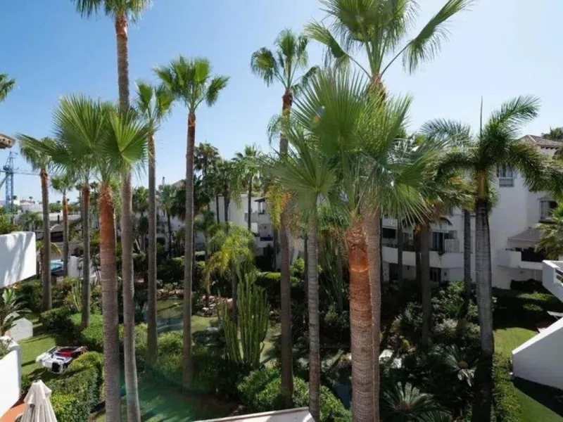 Located in a prestigious urbanization in the area of Puerto Banus, we present this spectacular duplex offers a privileged lifestyle in a quiet and landscaped environment. Just 5 minutes walk from the beach, 15 minutes from Puerto Banus and very close to t