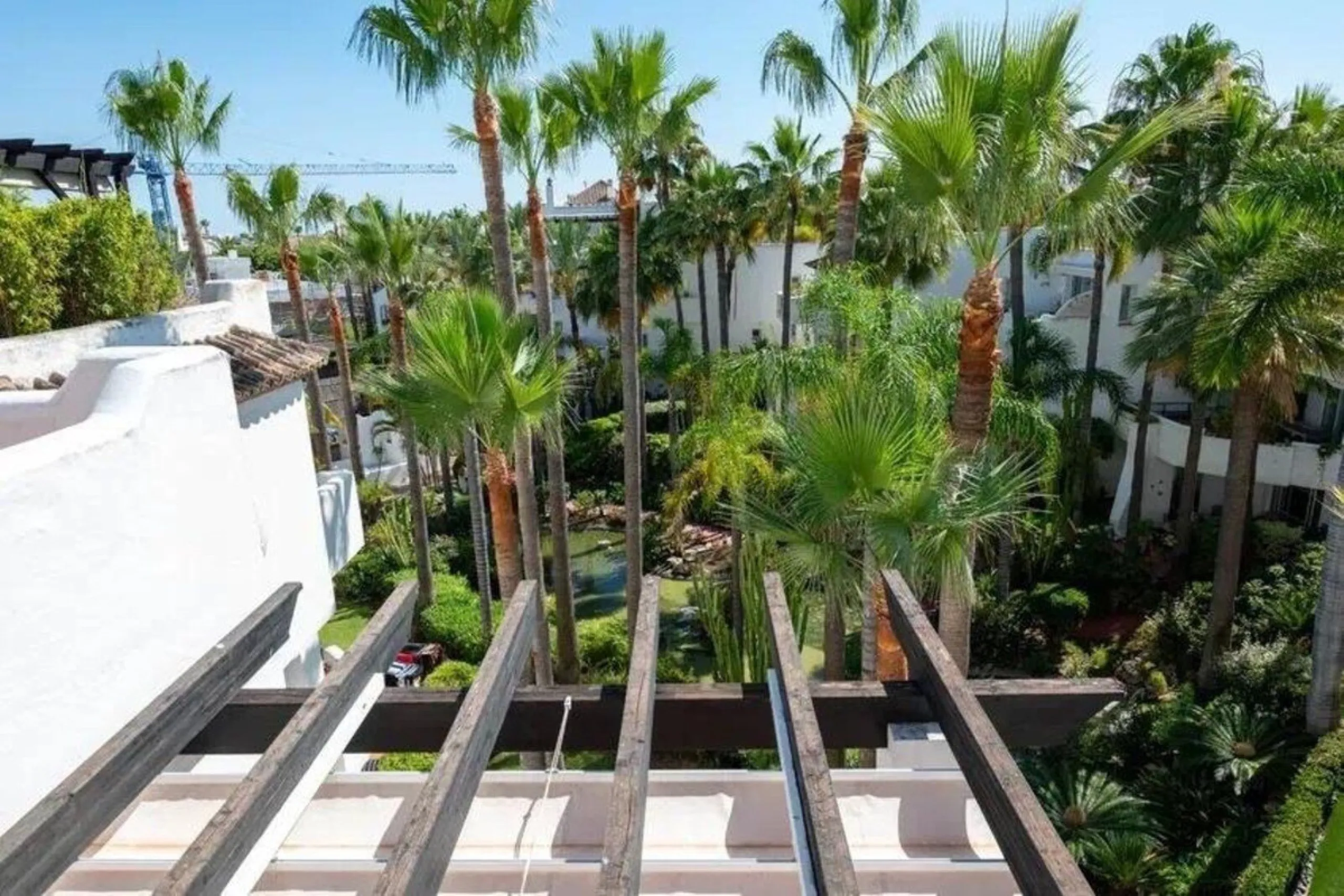 Located in a prestigious urbanization in the area of Puerto Banus, we present this spectacular duplex offers a privileged lifestyle in a quiet and landscaped environment. Just 5 minutes walk from the beach, 15 minutes from Puerto Banus and very close to t