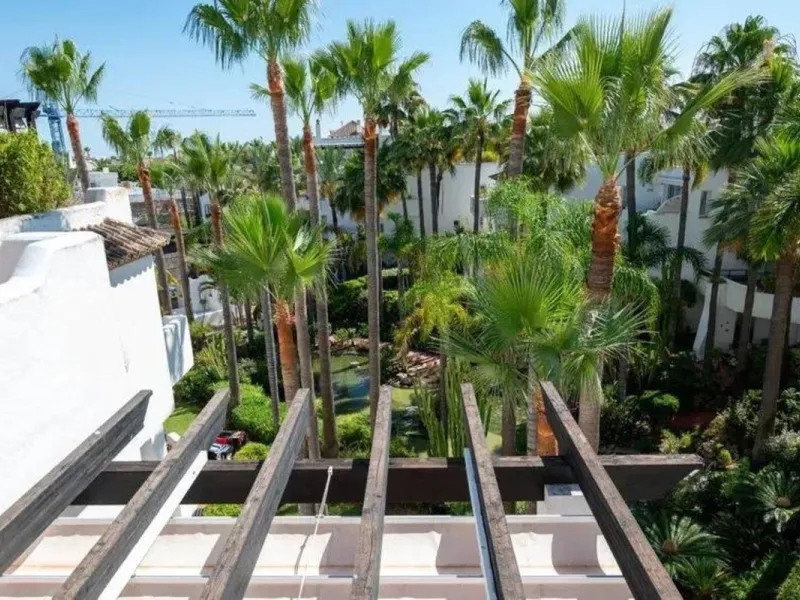 Located in a prestigious urbanization in the area of Puerto Banus, we present this spectacular duplex offers a privileged lifestyle in a quiet and landscaped environment. Just 5 minutes walk from the beach, 15 minutes from Puerto Banus and very close to t