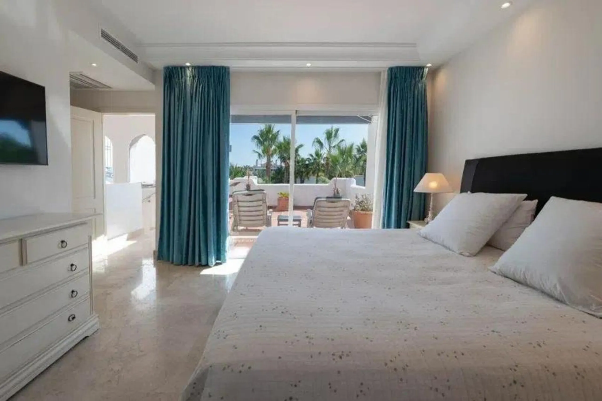 Located in a prestigious urbanization in the area of Puerto Banus, we present this spectacular duplex offers a privileged lifestyle in a quiet and landscaped environment. Just 5 minutes walk from the beach, 15 minutes from Puerto Banus and very close to t