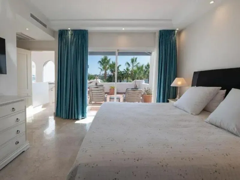 Located in a prestigious urbanization in the area of Puerto Banus, we present this spectacular duplex offers a privileged lifestyle in a quiet and landscaped environment. Just 5 minutes walk from the beach, 15 minutes from Puerto Banus and very close to t