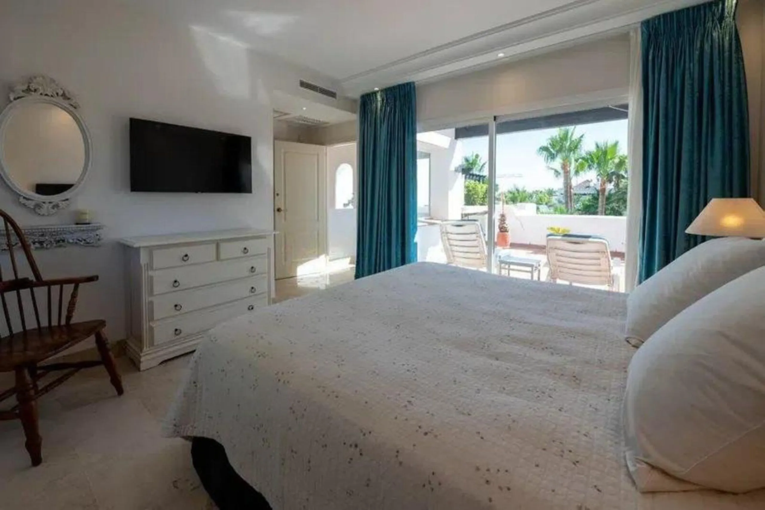 Located in a prestigious urbanization in the area of Puerto Banus, we present this spectacular duplex offers a privileged lifestyle in a quiet and landscaped environment. Just 5 minutes walk from the beach, 15 minutes from Puerto Banus and very close to t