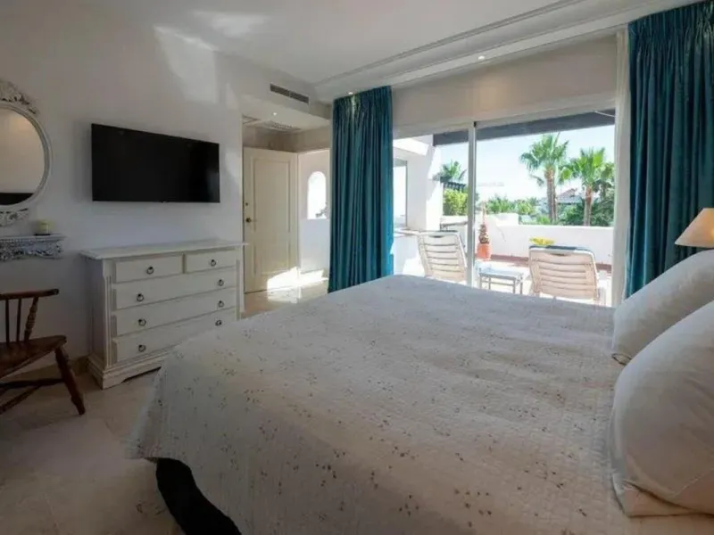 Located in a prestigious urbanization in the area of Puerto Banus, we present this spectacular duplex offers a privileged lifestyle in a quiet and landscaped environment. Just 5 minutes walk from the beach, 15 minutes from Puerto Banus and very close to t