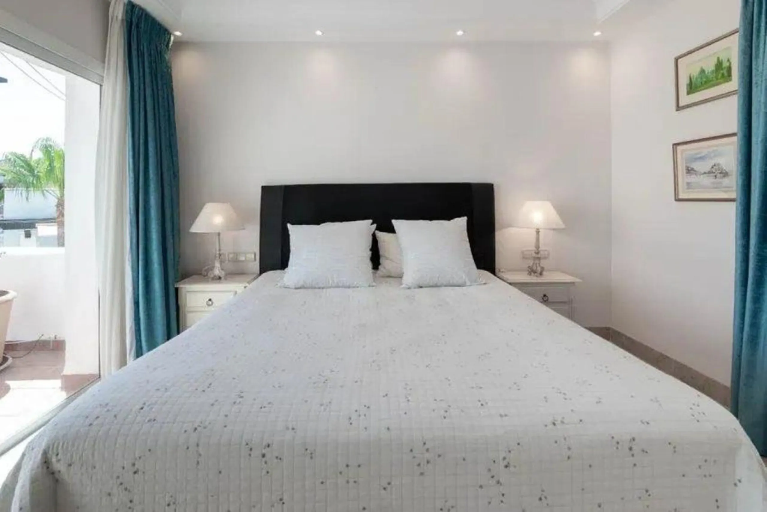 Located in a prestigious urbanization in the area of Puerto Banus, we present this spectacular duplex offers a privileged lifestyle in a quiet and landscaped environment. Just 5 minutes walk from the beach, 15 minutes from Puerto Banus and very close to t