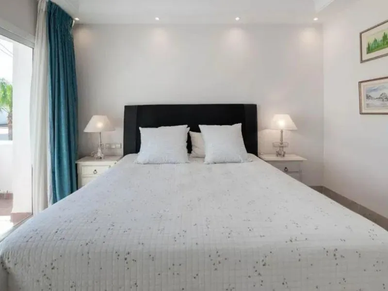 Located in a prestigious urbanization in the area of Puerto Banus, we present this spectacular duplex offers a privileged lifestyle in a quiet and landscaped environment. Just 5 minutes walk from the beach, 15 minutes from Puerto Banus and very close to t