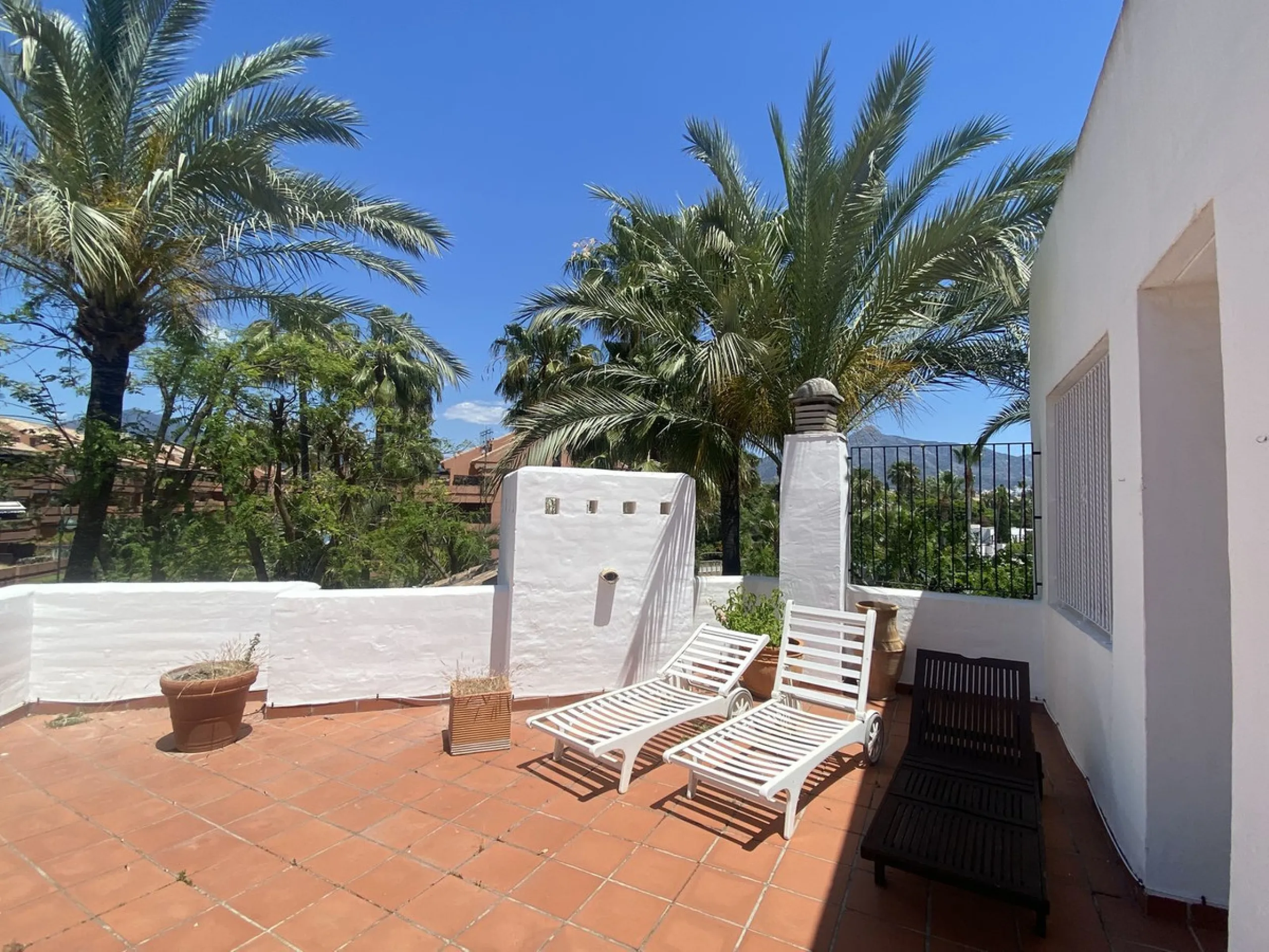 Located in a prestigious urbanization in the area of Puerto Banus, we present this spectacular duplex offers a privileged lifestyle in a quiet and landscaped environment. Just 5 minutes walk from the beach, 15 minutes from Puerto Banus and very close to t