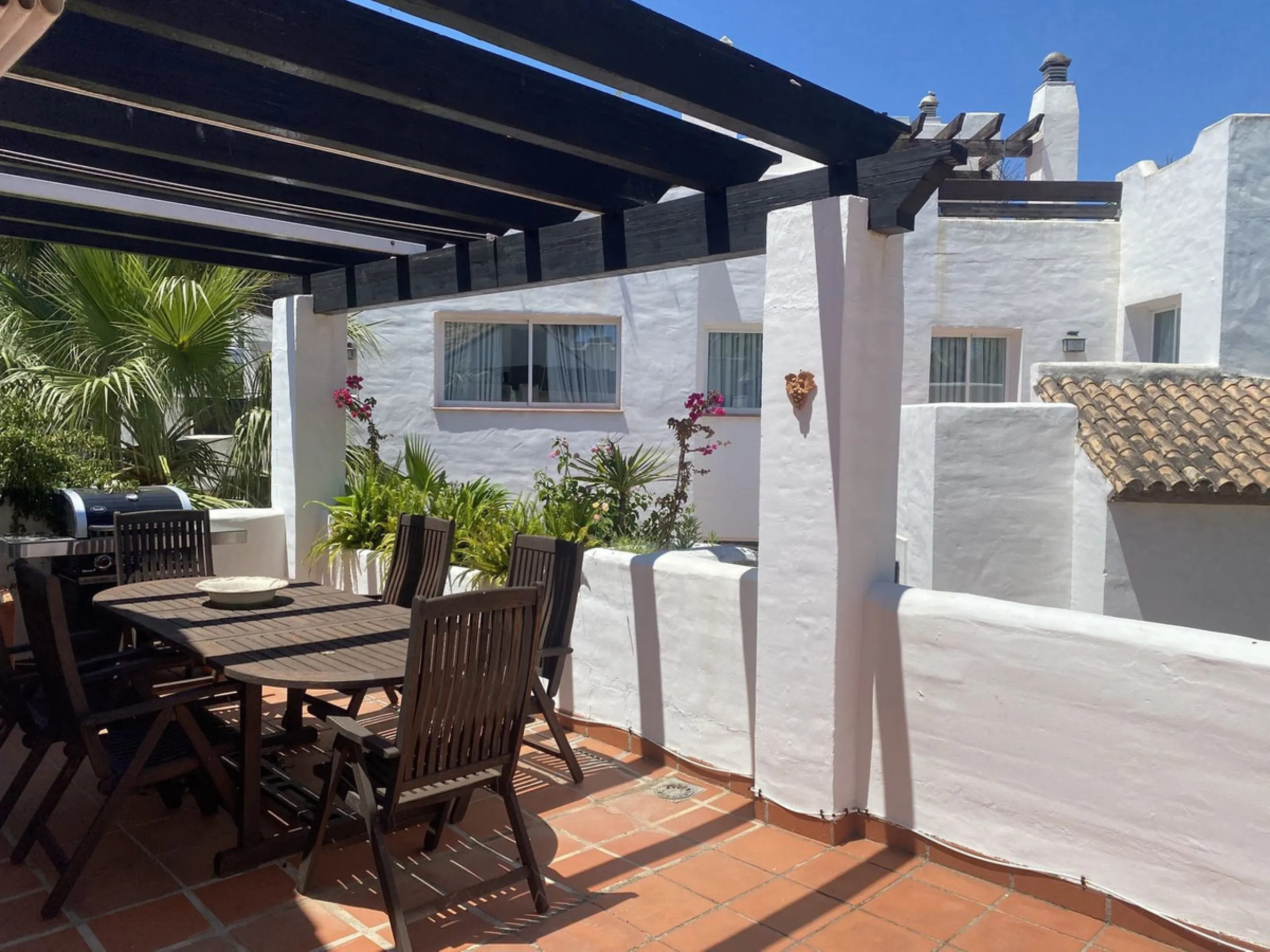 Located in a prestigious urbanization in the area of Puerto Banus, we present this spectacular duplex offers a privileged lifestyle in a quiet and landscaped environment. Just 5 minutes walk from the beach, 15 minutes from Puerto Banus and very close to t
