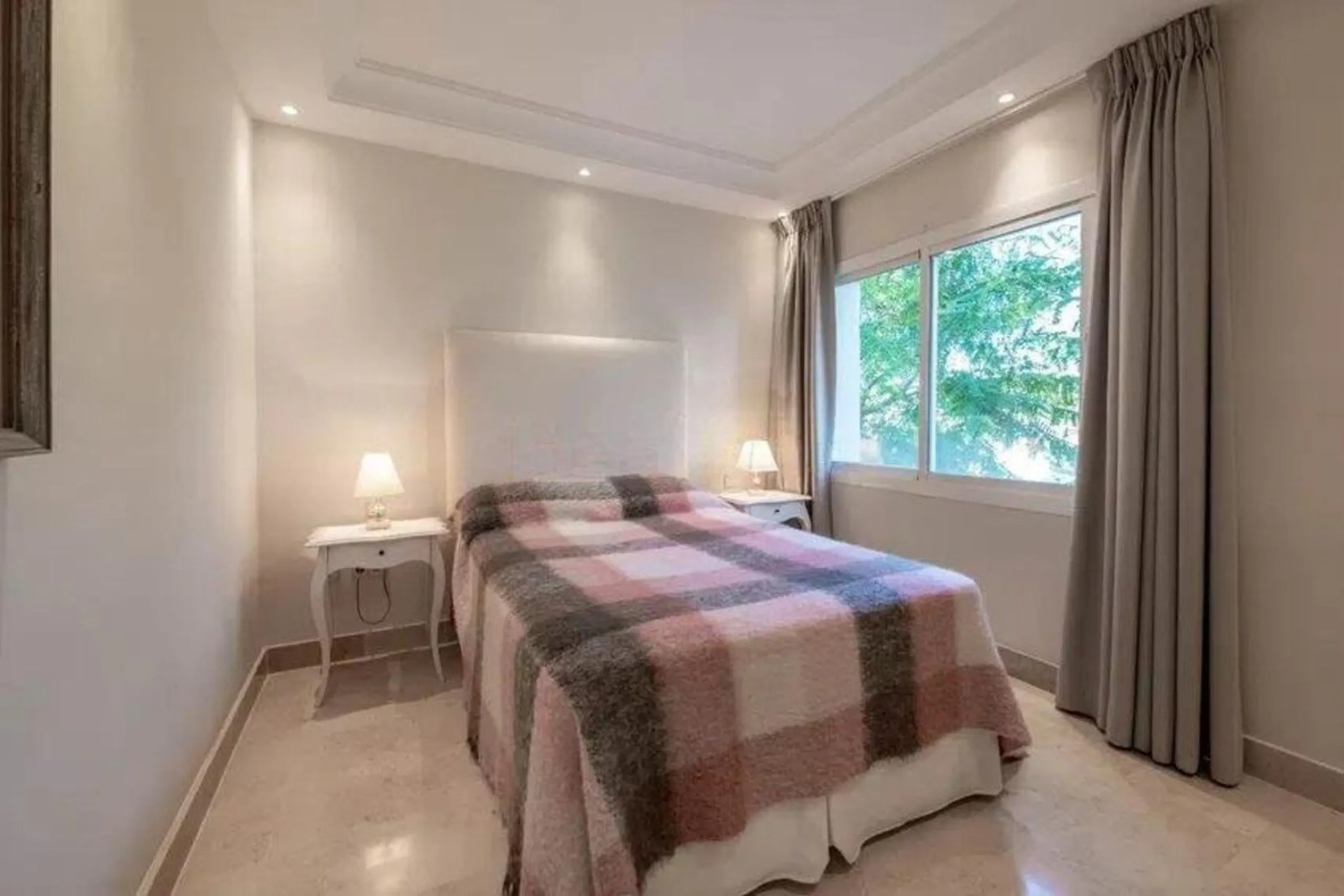 Located in a prestigious urbanization in the area of Puerto Banus, we present this spectacular duplex offers a privileged lifestyle in a quiet and landscaped environment. Just 5 minutes walk from the beach, 15 minutes from Puerto Banus and very close to t