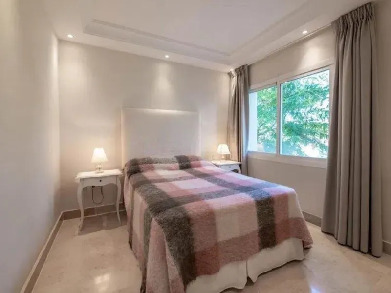 Located in a prestigious urbanization in the area of Puerto Banus, we present this spectacular duplex offers a privileged lifestyle in a quiet and landscaped environment. Just 5 minutes walk from the beach, 15 minutes from Puerto Banus and very close to t