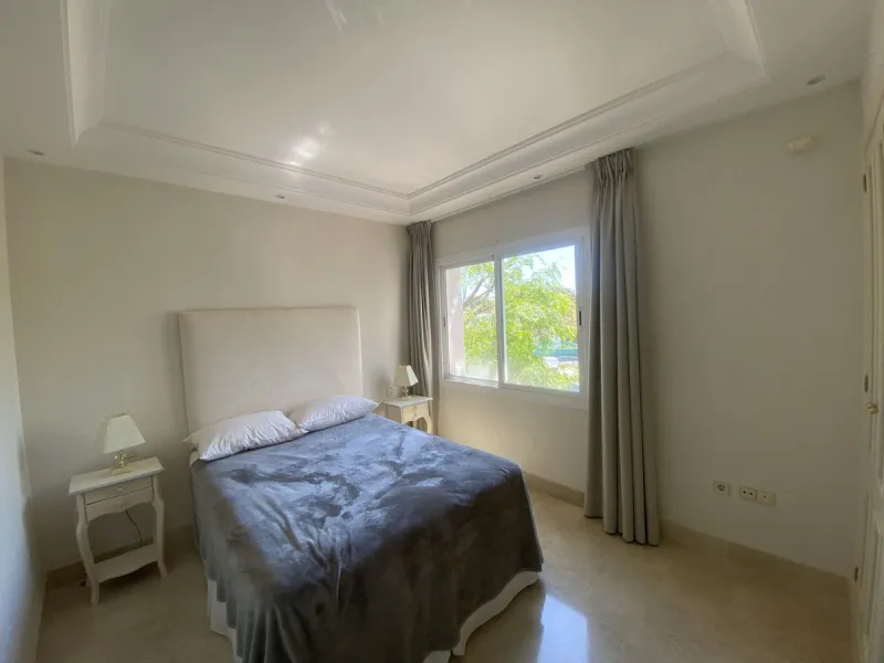 Located in a prestigious urbanization in the area of Puerto Banus, we present this spectacular duplex offers a privileged lifestyle in a quiet and landscaped environment. Just 5 minutes walk from the beach, 15 minutes from Puerto Banus and very close to t