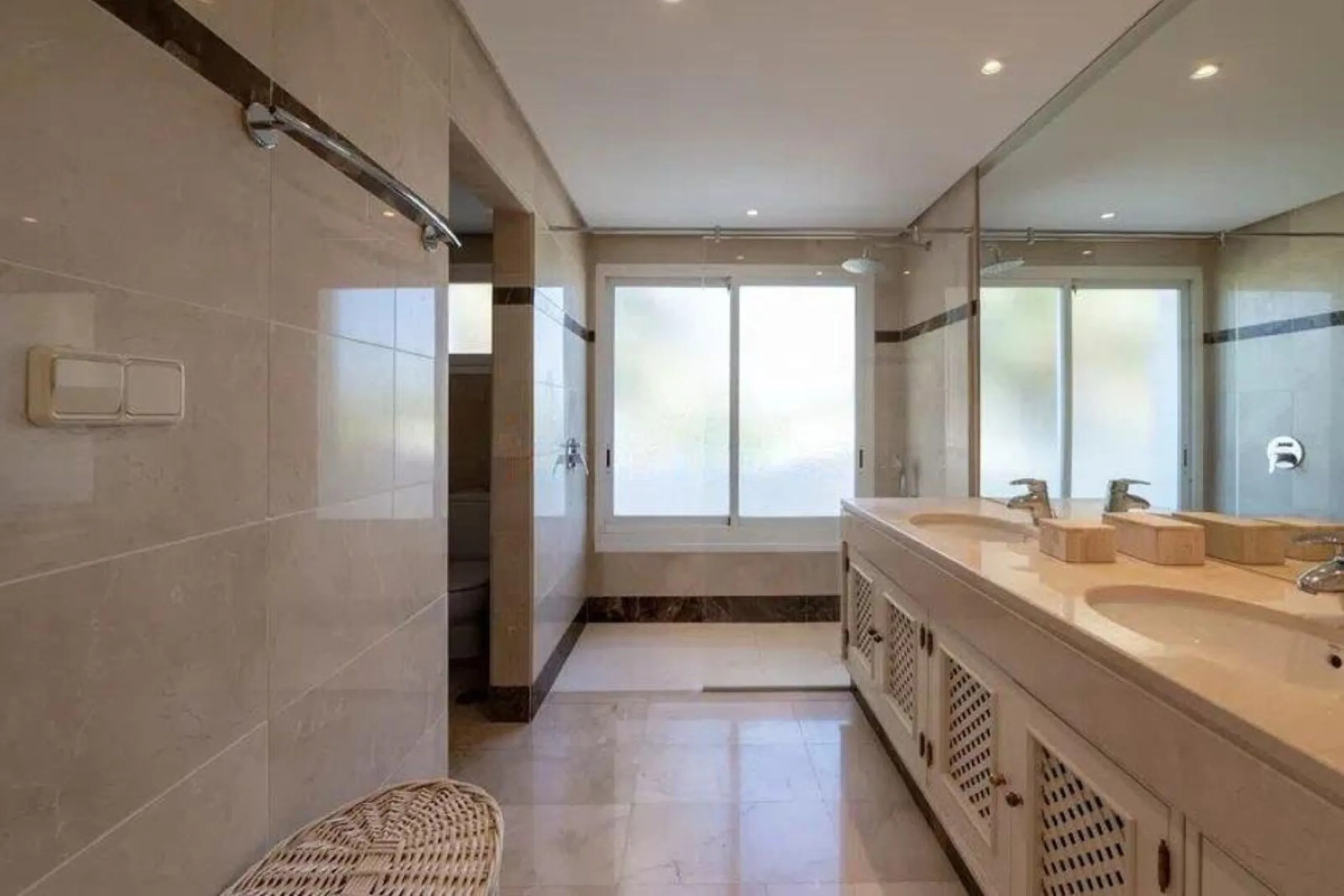 Located in a prestigious urbanization in the area of Puerto Banus, we present this spectacular duplex offers a privileged lifestyle in a quiet and landscaped environment. Just 5 minutes walk from the beach, 15 minutes from Puerto Banus and very close to t
