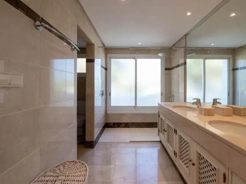 Located in a prestigious urbanization in the area of Puerto Banus, we present this spectacular duplex offers a privileged lifestyle in a quiet and landscaped environment. Just 5 minutes walk from the beach, 15 minutes from Puerto Banus and very close to t