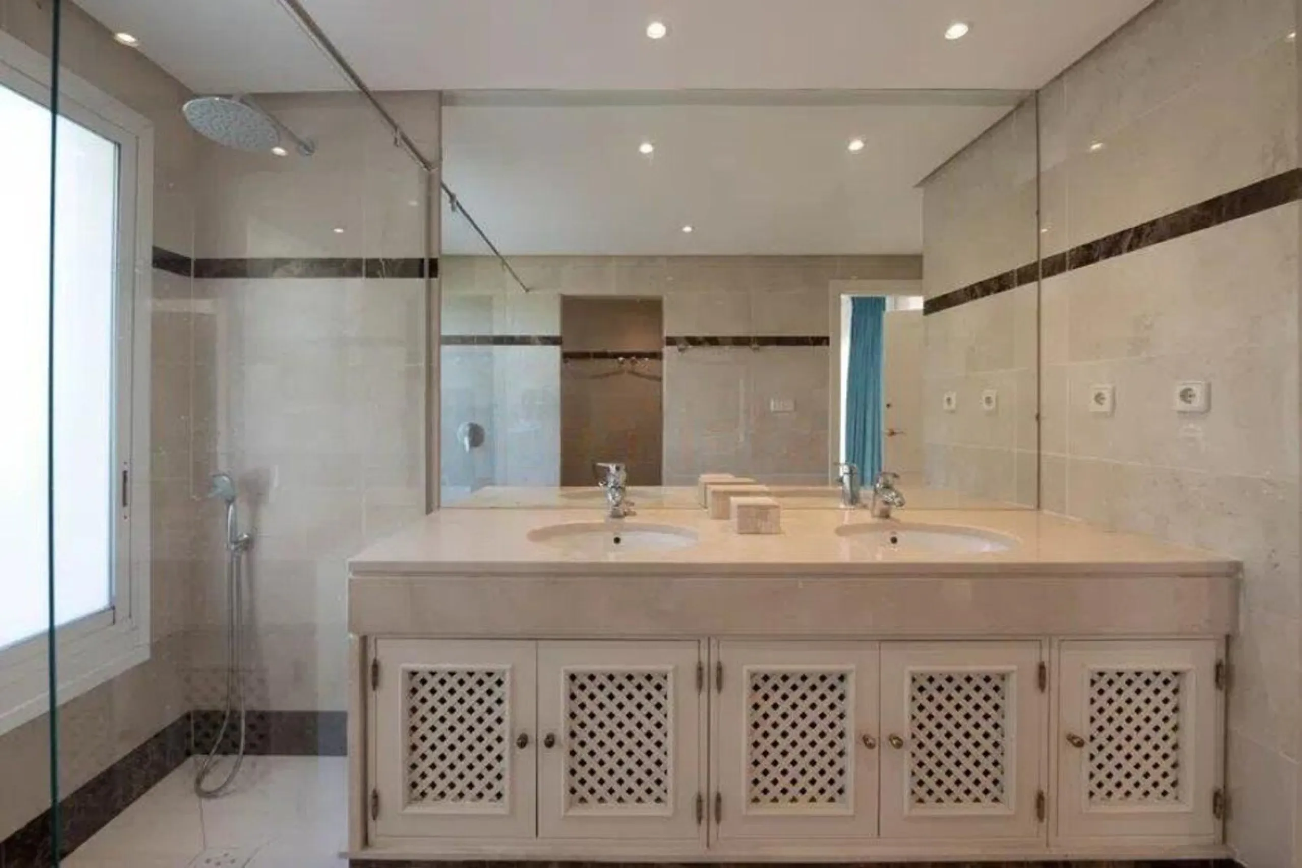 Located in a prestigious urbanization in the area of Puerto Banus, we present this spectacular duplex offers a privileged lifestyle in a quiet and landscaped environment. Just 5 minutes walk from the beach, 15 minutes from Puerto Banus and very close to t
