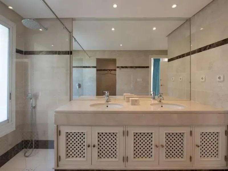 Located in a prestigious urbanization in the area of Puerto Banus, we present this spectacular duplex offers a privileged lifestyle in a quiet and landscaped environment. Just 5 minutes walk from the beach, 15 minutes from Puerto Banus and very close to t