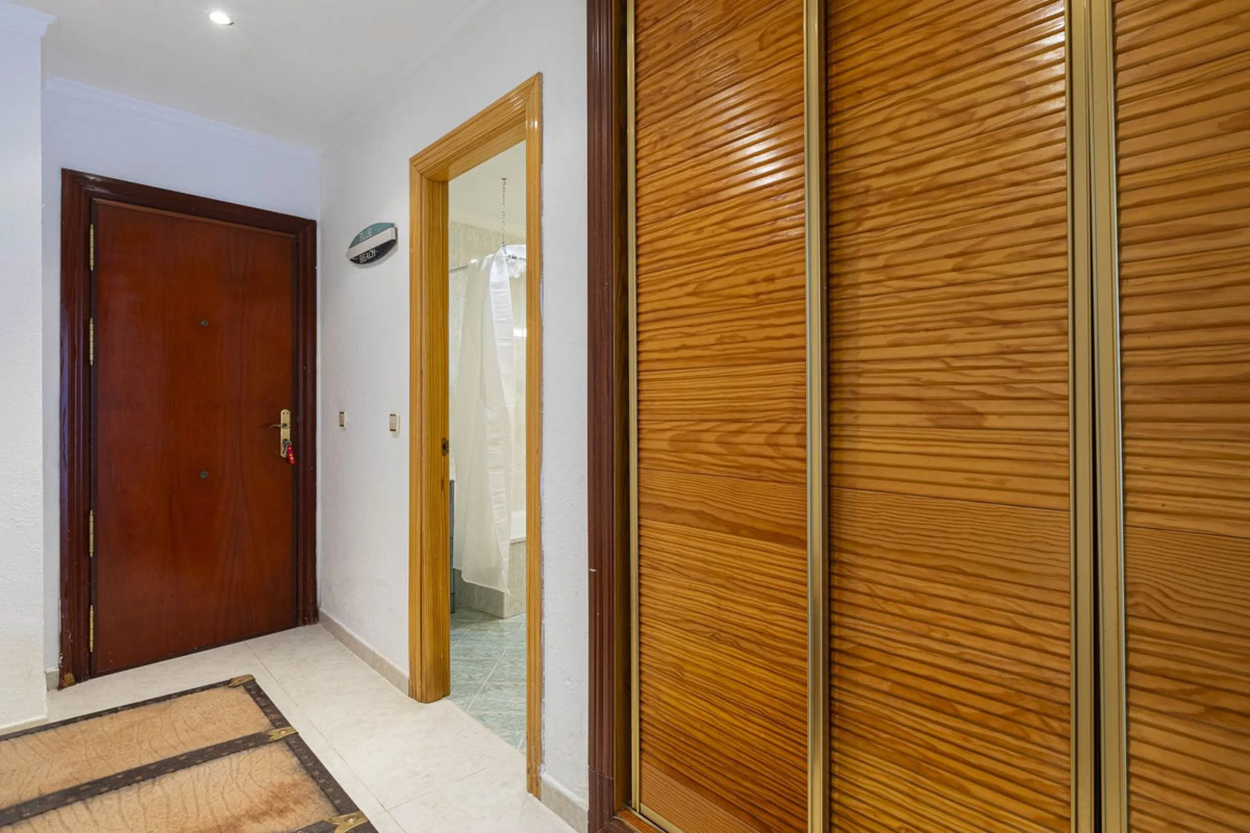 Exceptional apartment in a beachfront residential complex. Very spacious rooms with many possibilities. High rental profitability. Pool views.