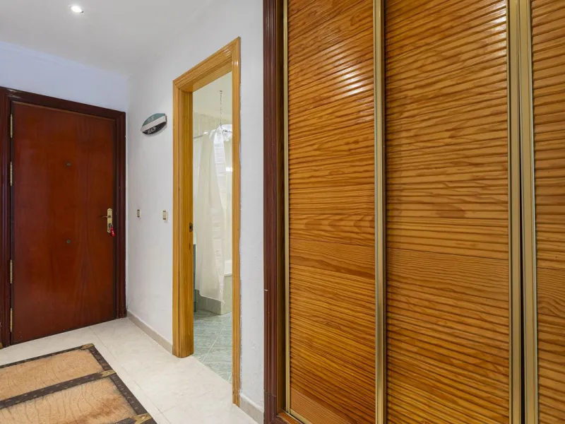 Exceptional apartment in a beachfront residential complex. Very spacious rooms with many possibilities. High rental profitability. Pool views.