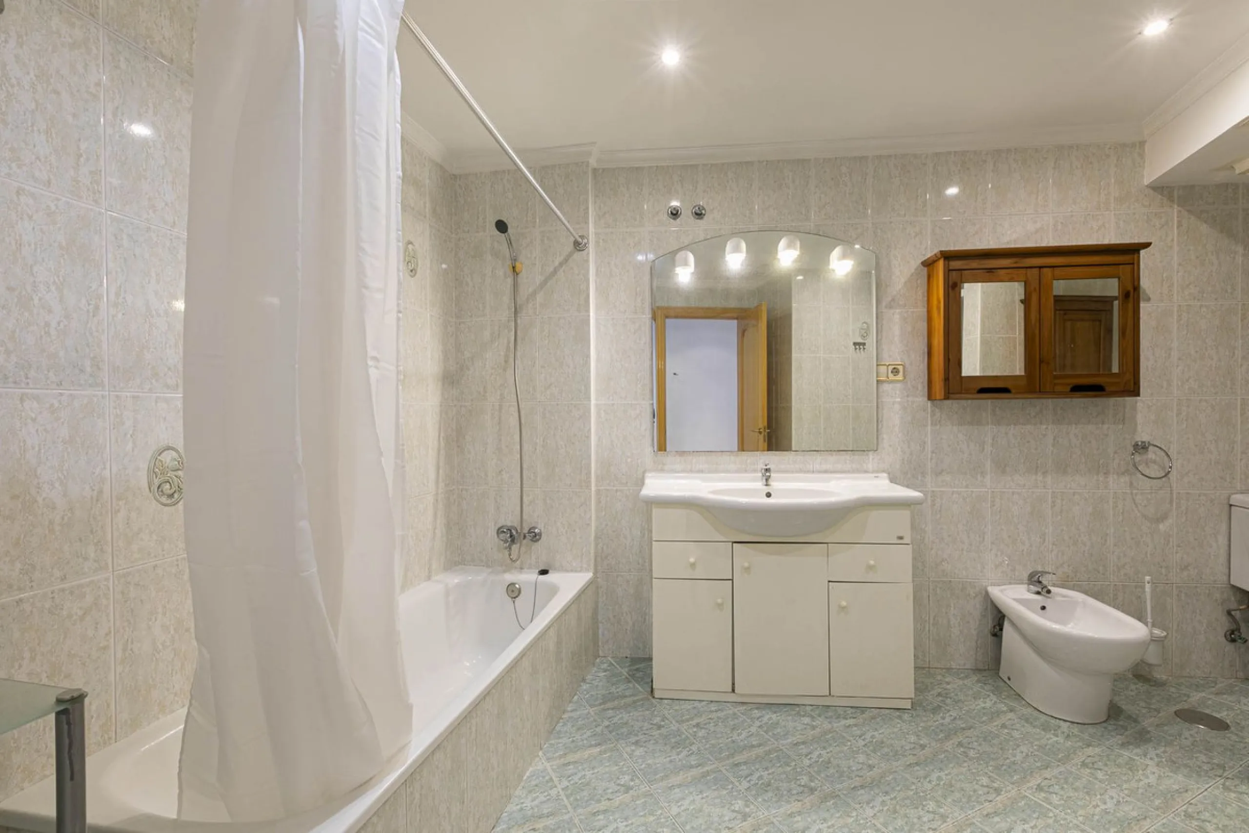 Exceptional apartment in a beachfront residential complex. Very spacious rooms with many possibilities. High rental profitability. Pool views.