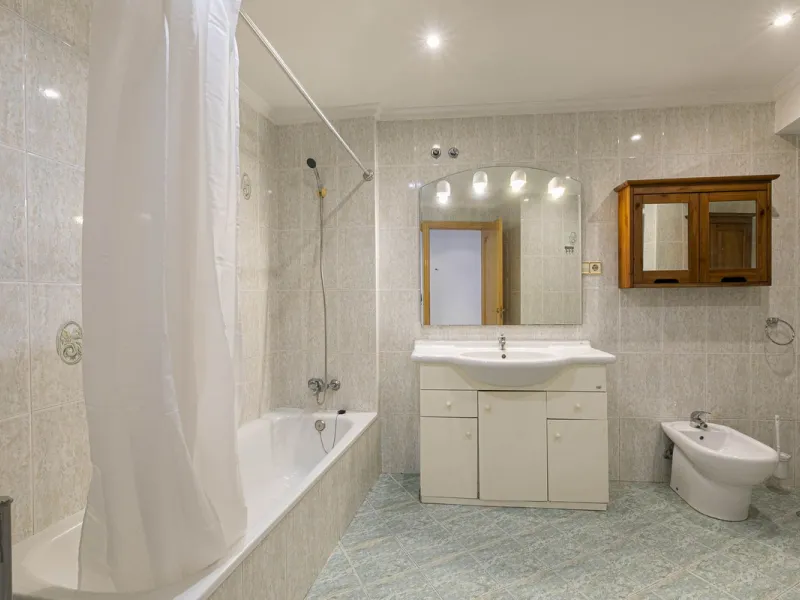 Exceptional apartment in a beachfront residential complex. Very spacious rooms with many possibilities. High rental profitability. Pool views.