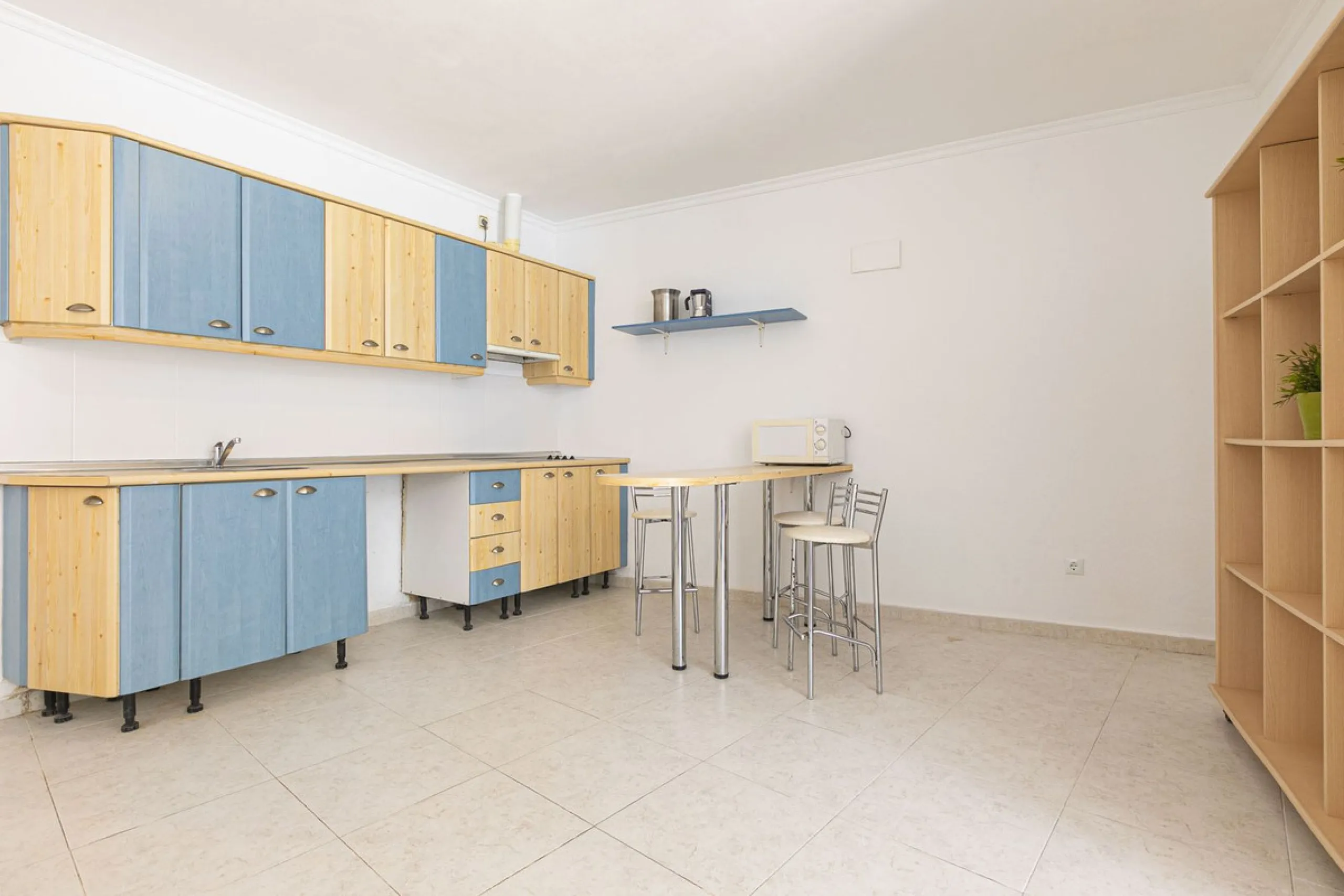 Exceptional apartment in a beachfront residential complex. Very spacious rooms with many possibilities. High rental profitability. Pool views.