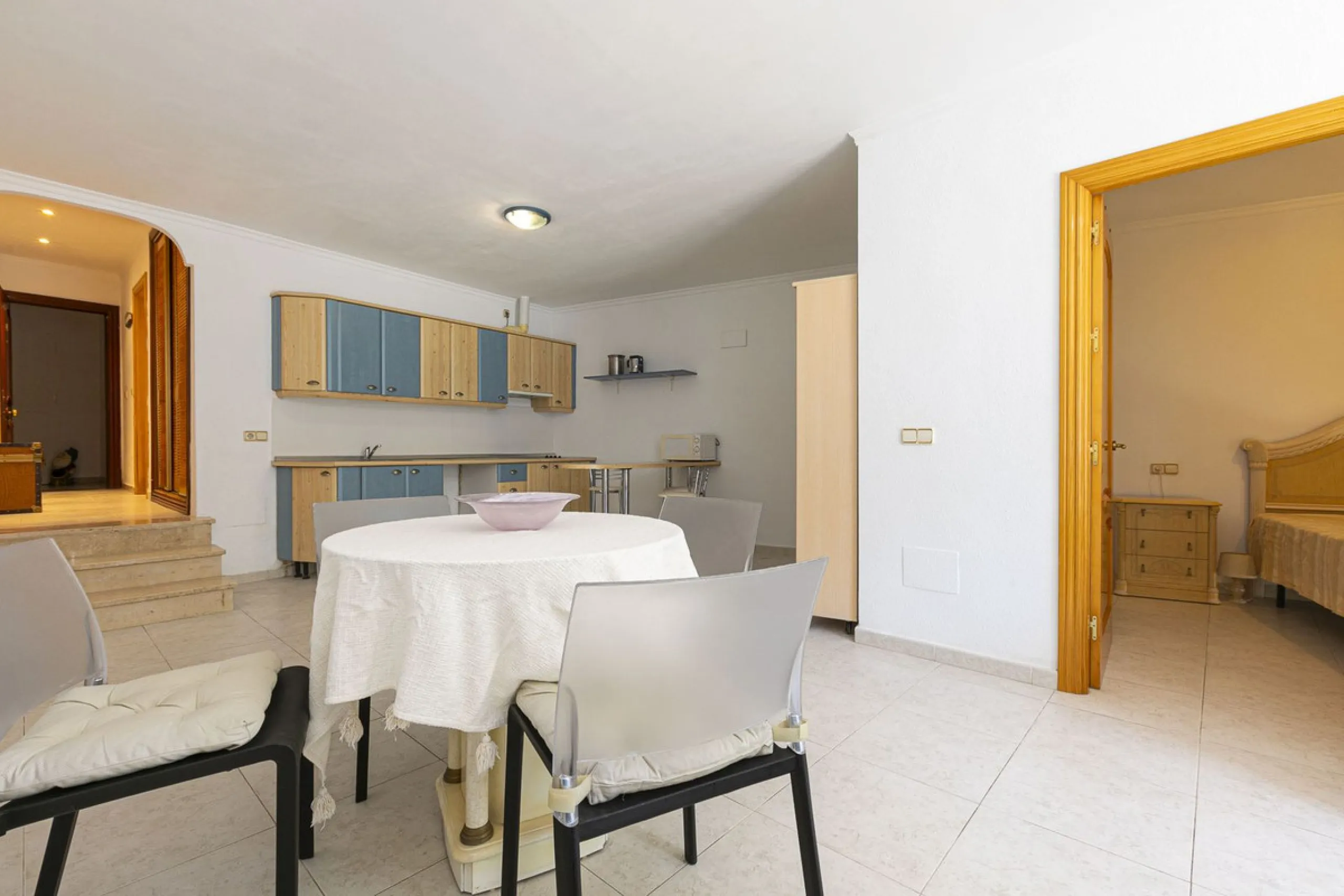 Exceptional apartment in a beachfront residential complex. Very spacious rooms with many possibilities. High rental profitability. Pool views.