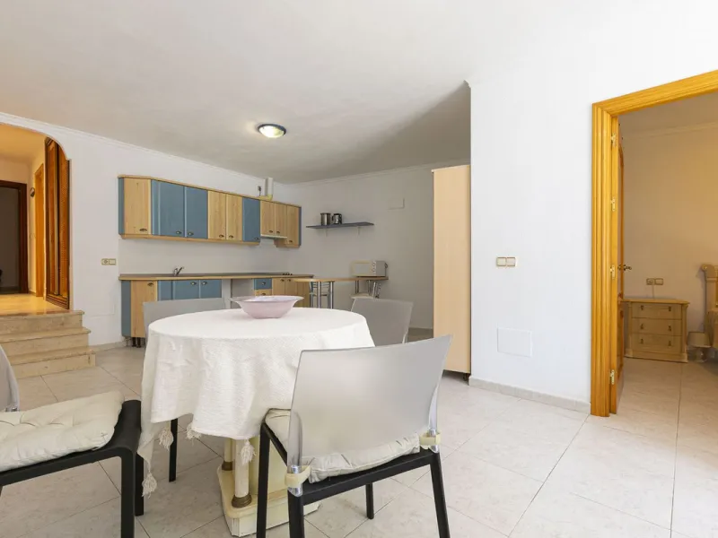Exceptional apartment in a beachfront residential complex. Very spacious rooms with many possibilities. High rental profitability. Pool views.