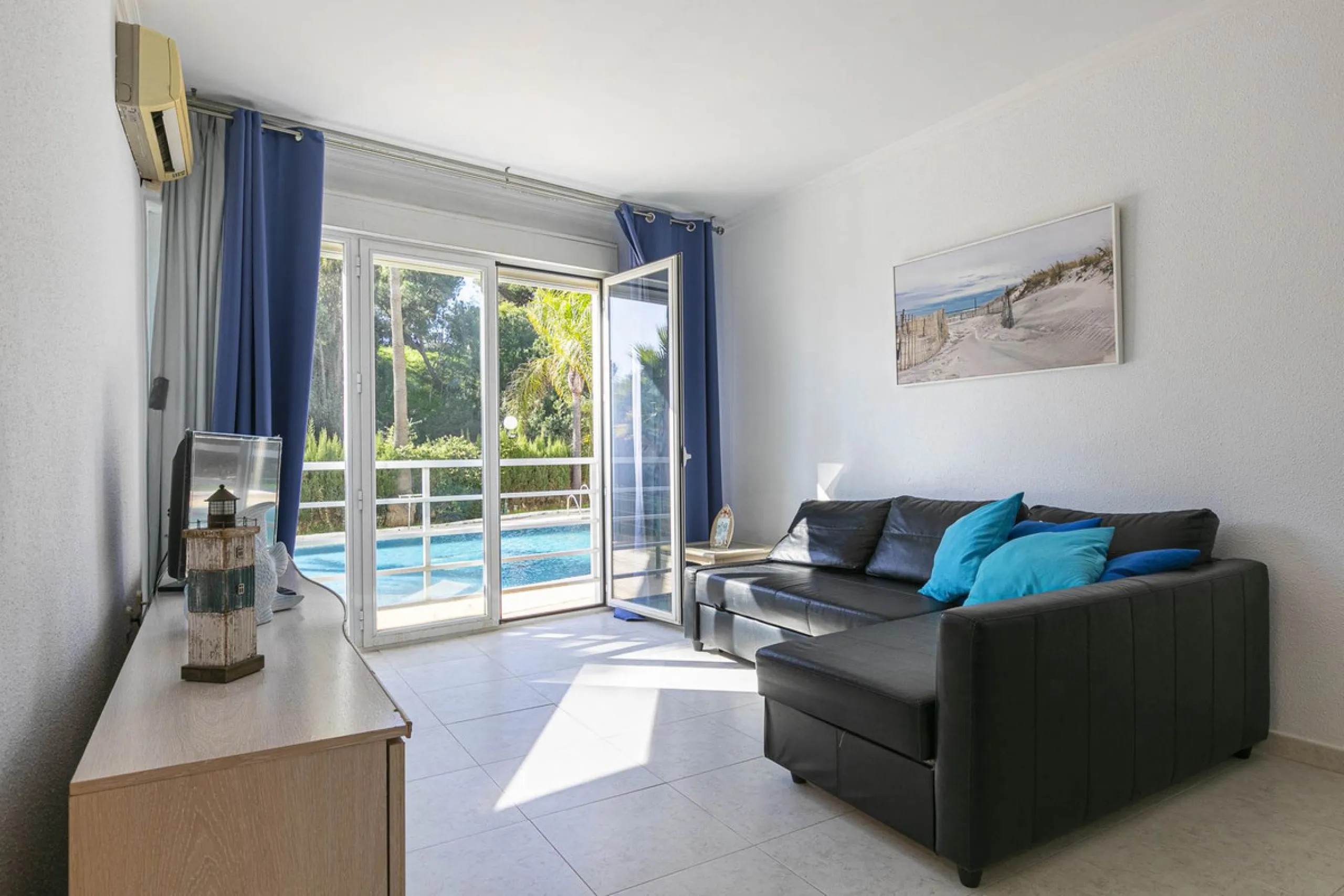 Exceptional apartment in a beachfront residential complex. Very spacious rooms with many possibilities. High rental profitability. Pool views.