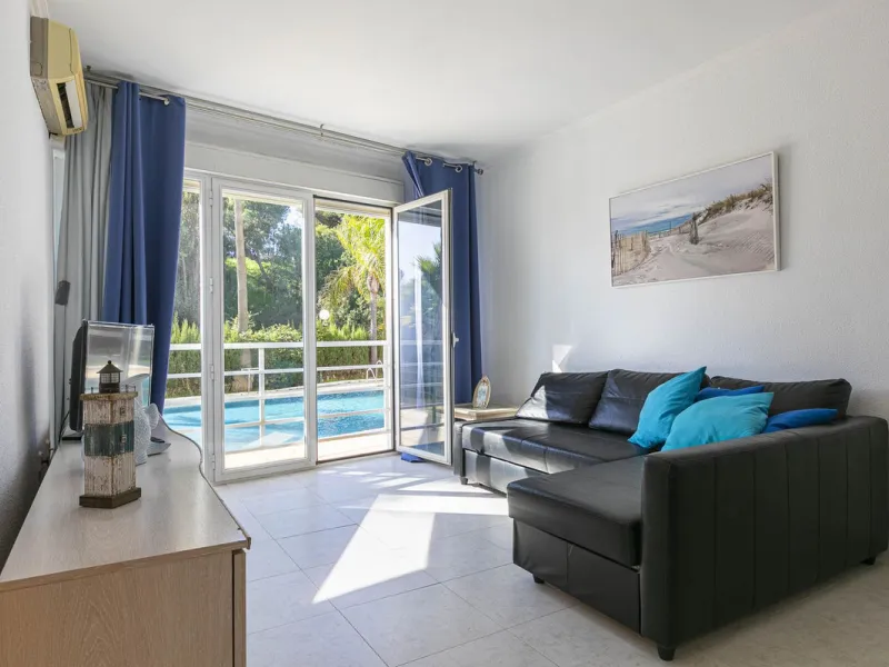 Exceptional apartment in a beachfront residential complex. Very spacious rooms with many possibilities. High rental profitability. Pool views.