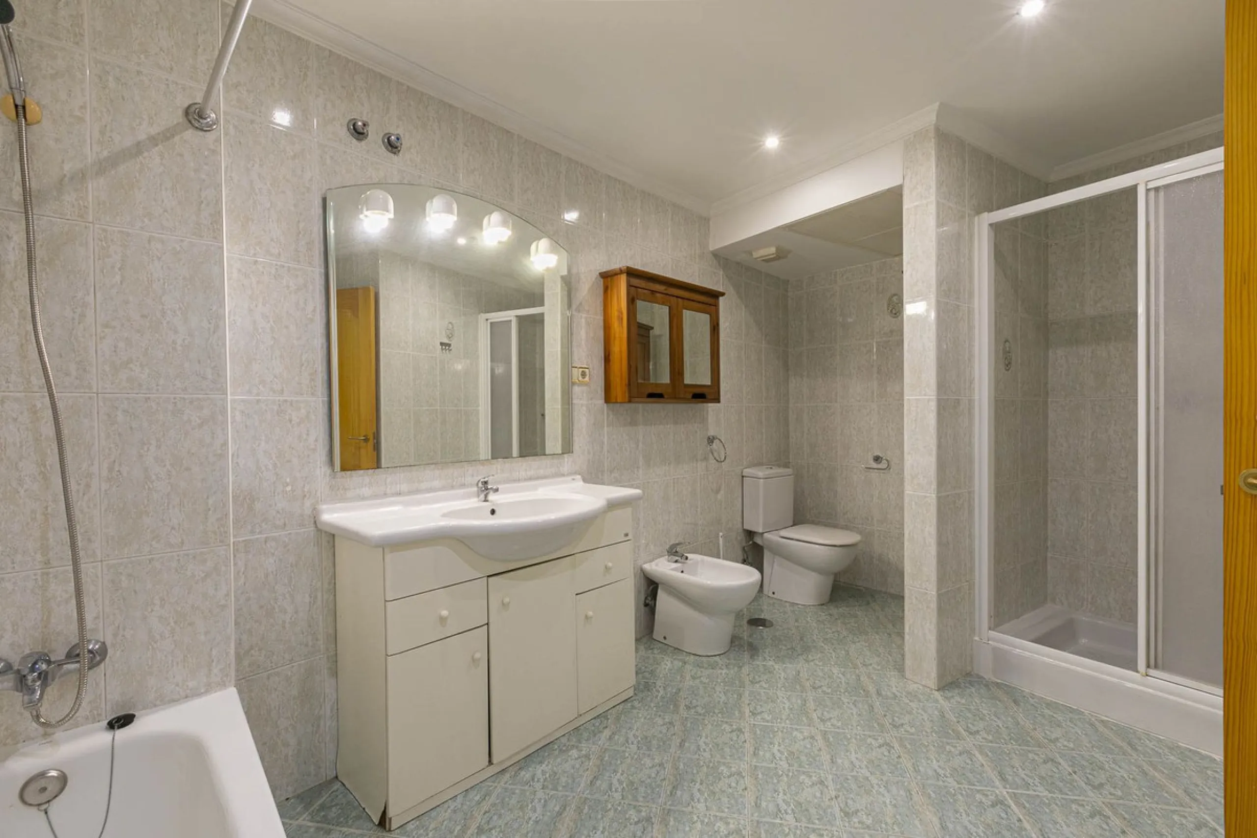 Exceptional apartment in a beachfront residential complex. Very spacious rooms with many possibilities. High rental profitability. Pool views.