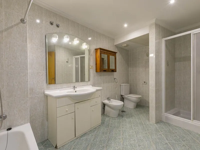 Exceptional apartment in a beachfront residential complex. Very spacious rooms with many possibilities. High rental profitability. Pool views.