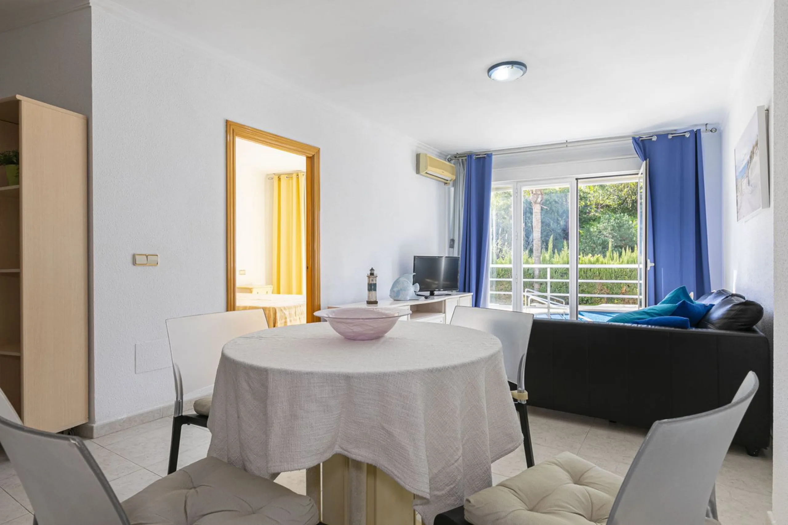 Exceptional apartment in a beachfront residential complex. Very spacious rooms with many possibilities. High rental profitability. Pool views.