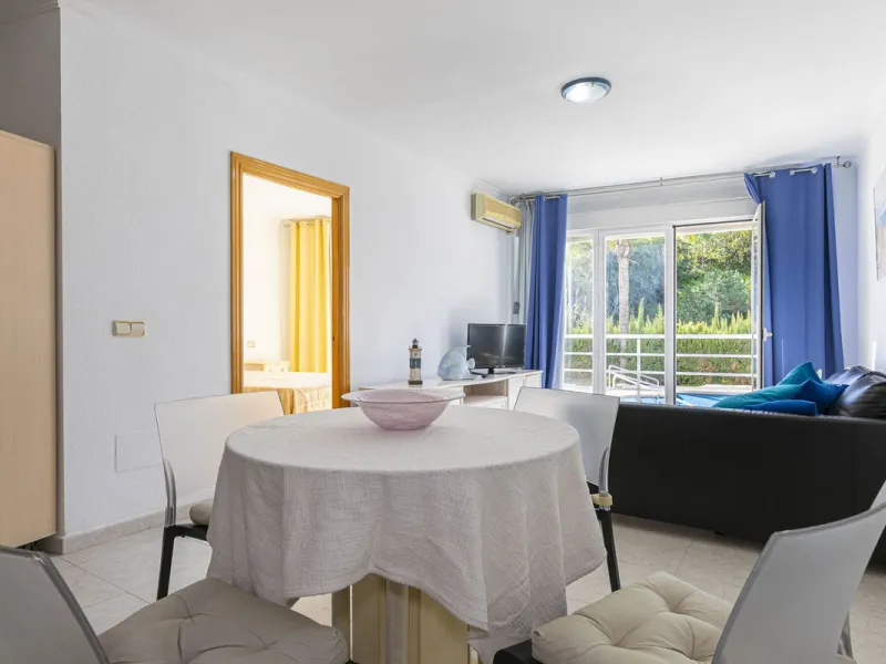 Exceptional apartment in a beachfront residential complex. Very spacious rooms with many possibilities. High rental profitability. Pool views.