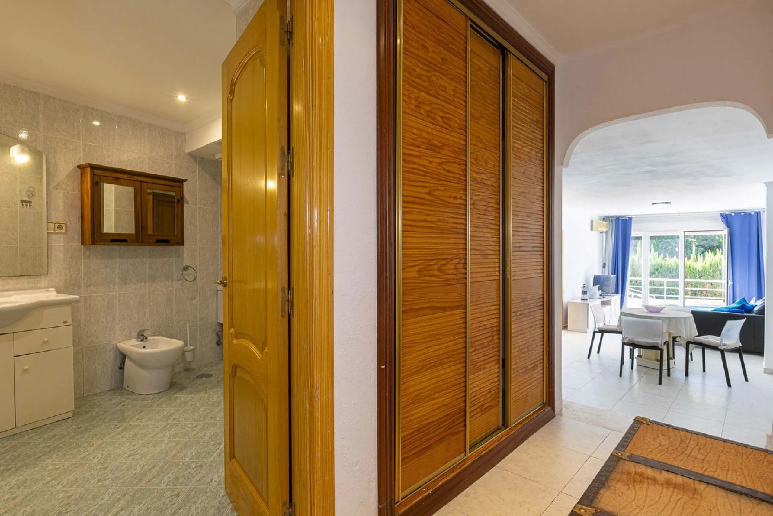 Exceptional apartment in a beachfront residential complex. Very spacious rooms with many possibilities. High rental profitability. Pool views.