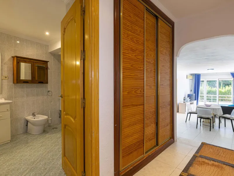 Exceptional apartment in a beachfront residential complex. Very spacious rooms with many possibilities. High rental profitability. Pool views.