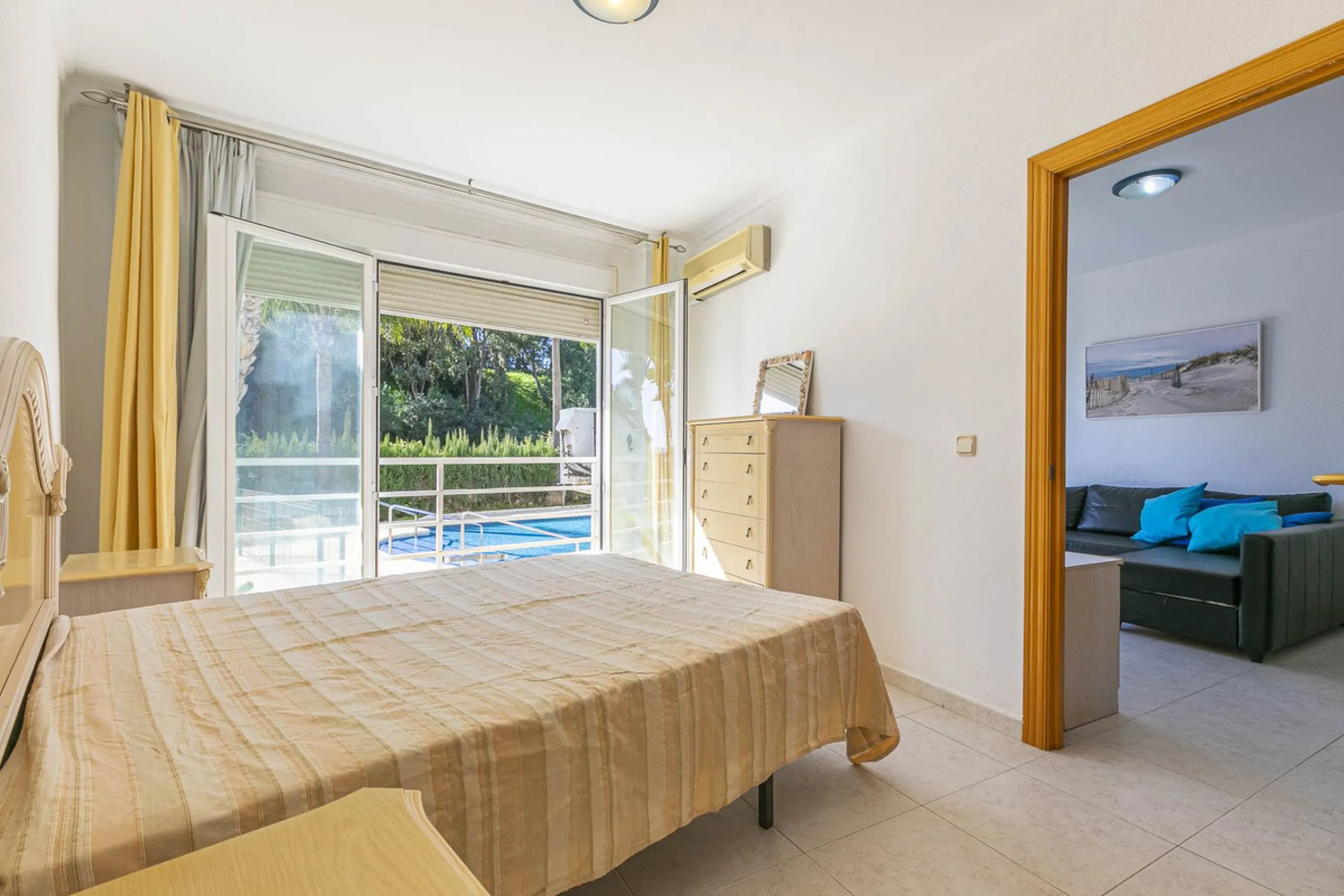 Exceptional apartment in a beachfront residential complex. Very spacious rooms with many possibilities. High rental profitability. Pool views.