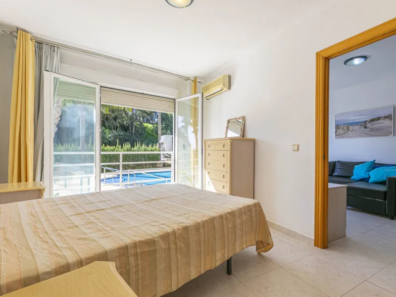Exceptional apartment in a beachfront residential complex. Very spacious rooms with many possibilities. High rental profitability. Pool views.