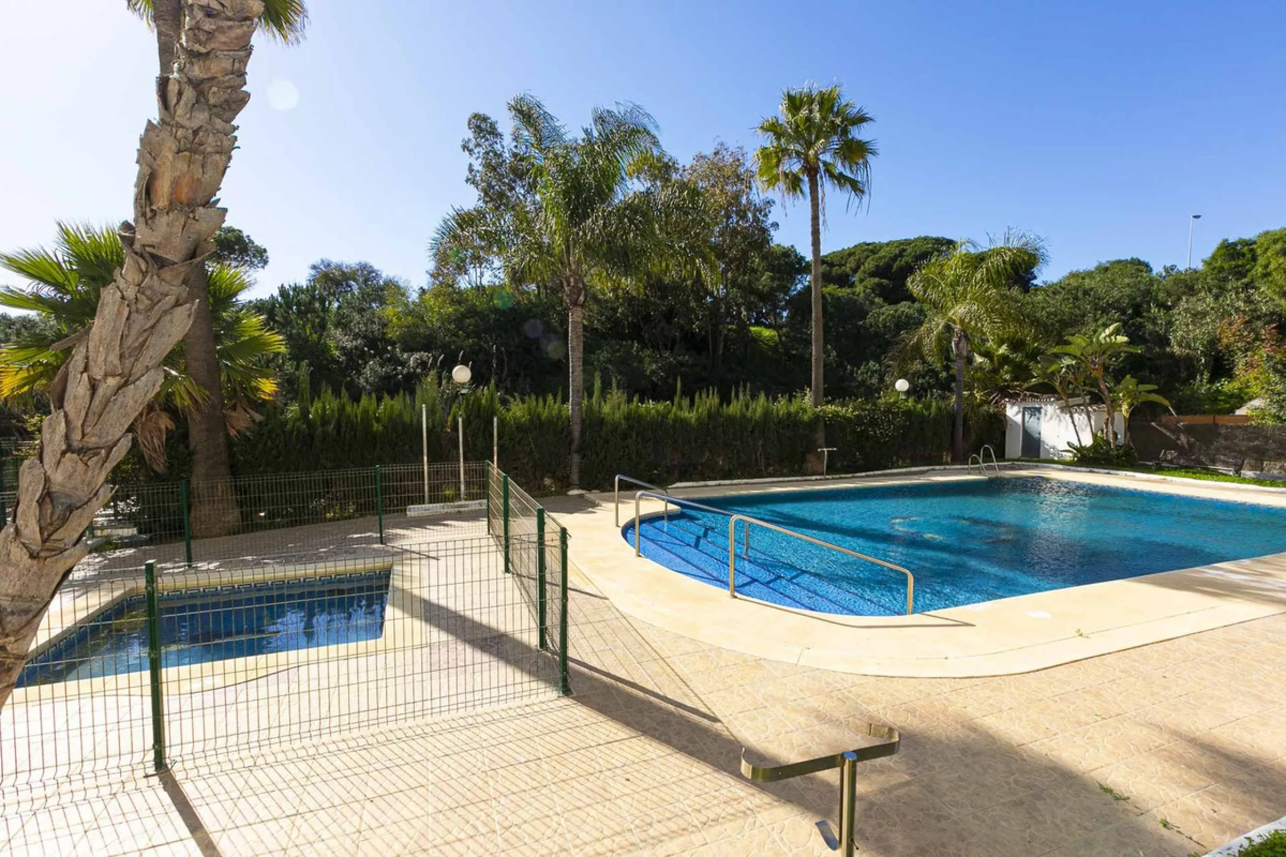 Exceptional apartment in a beachfront residential complex. Very spacious rooms with many possibilities. High rental profitability. Pool views.