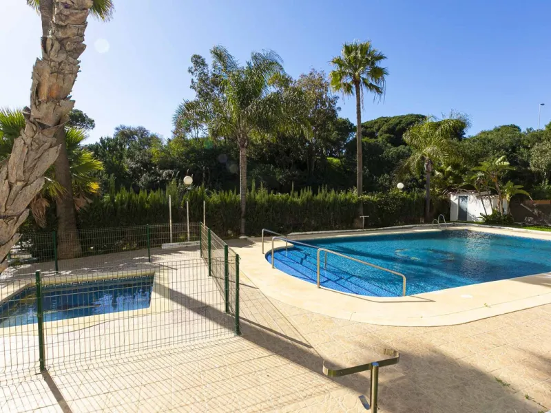 Exceptional apartment in a beachfront residential complex. Very spacious rooms with many possibilities. High rental profitability. Pool views.