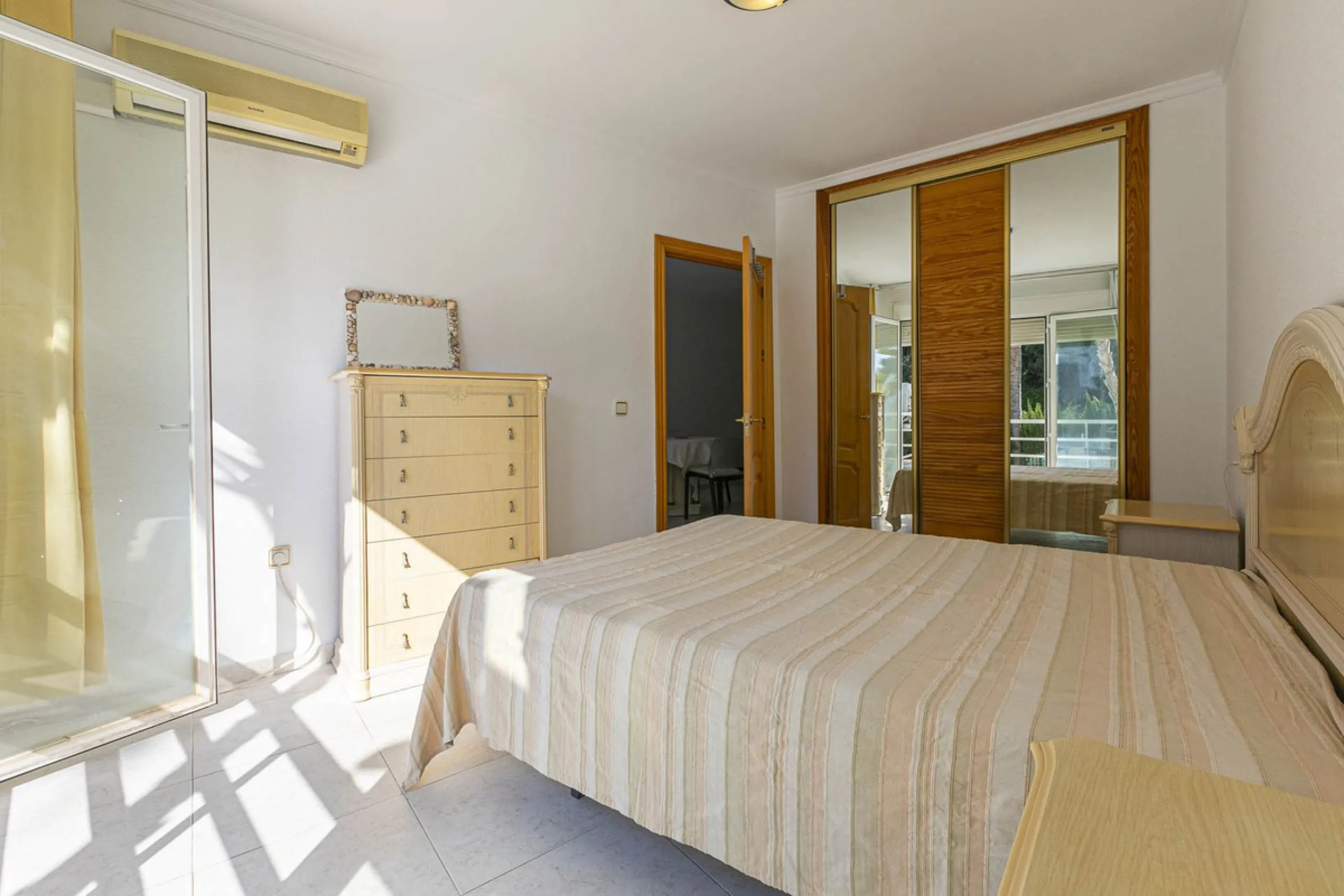 Exceptional apartment in a beachfront residential complex. Very spacious rooms with many possibilities. High rental profitability. Pool views.
