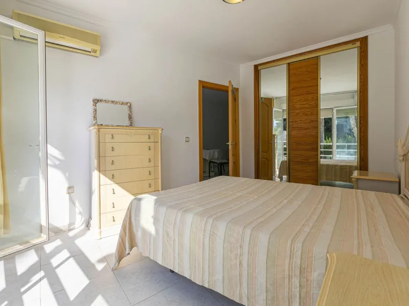 Exceptional apartment in a beachfront residential complex. Very spacious rooms with many possibilities. High rental profitability. Pool views.